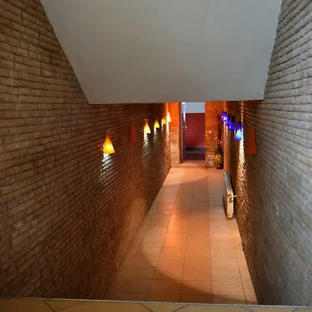 Victoria Hotel 2*